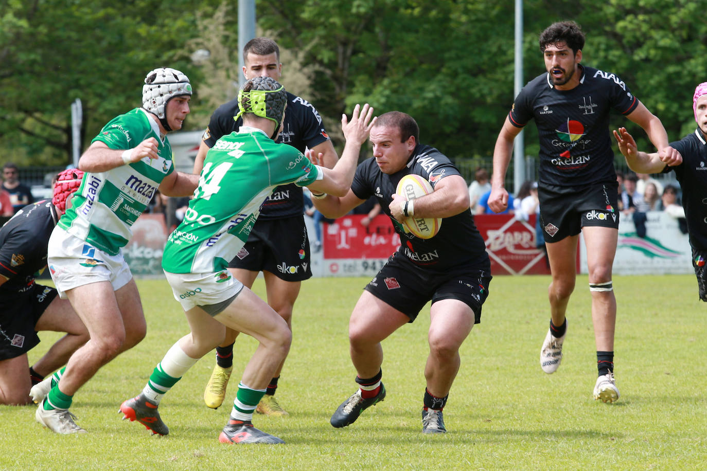 Un jugador zarauztarra trata de evitar ser placado este domingo en Asti ante el Independiente..