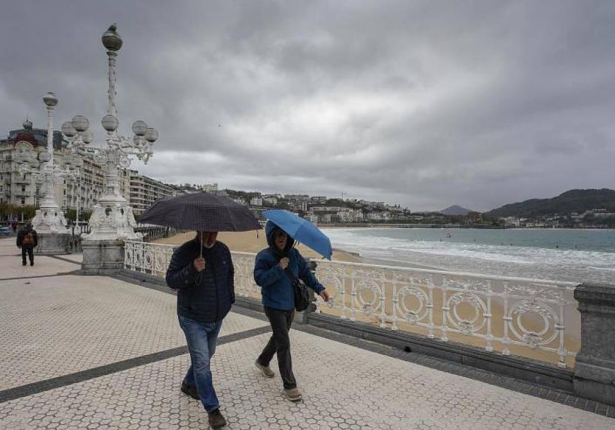 Tras varias jornadas de sol y buen tiempo, toca echar mano de los paraguas otra vez.