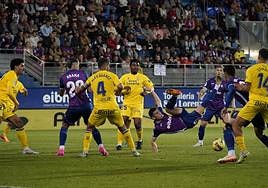 Yanis intenta sin suerte rematar de manera acrobática un balón dentro del área canaria.