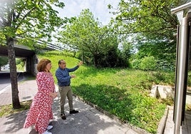 Laborda y Páez se acercaron a Larreaundi para indicar el nuevo trazado propuesto para la Ronda Sur, más pegada a la A-8.