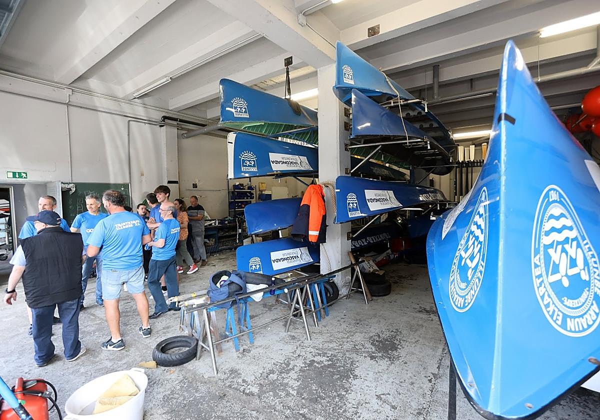 Los integrantes de Illunbe en el hangar del club de remo donde almacenan sus embarcaciones.