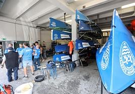 Los integrantes de Illunbe en el hangar del club de remo donde almacenan sus embarcaciones.