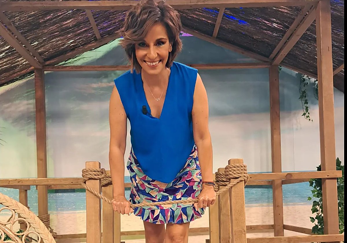 Adela González posa en el plató de Sálvame
