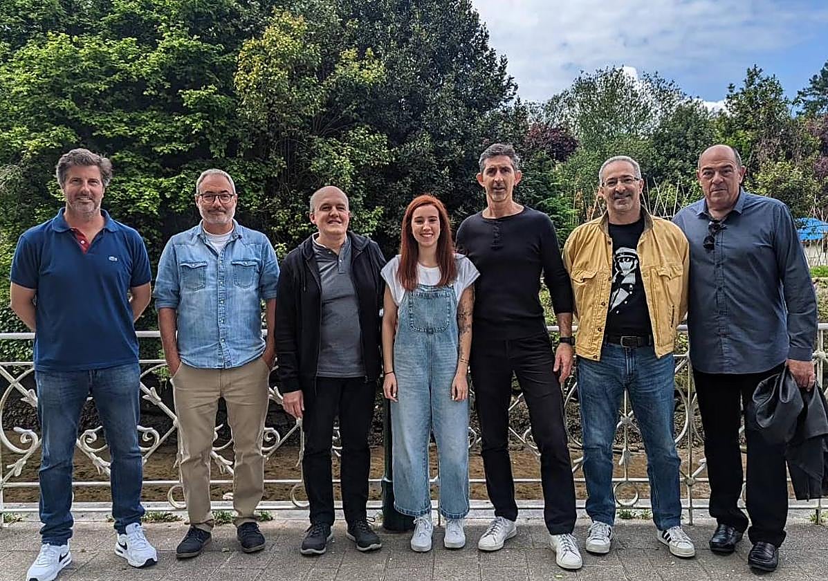 Aintzane Galarza Albistur junto a los mandos de la Batería de Artillería.