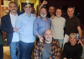 La cantinera María Díez, arropada por los mandos de la Escolta de Caballería y el general Paco Carrillo.