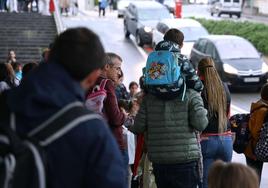 Familias con niños a la entrada de un colegio de San Sebastián.