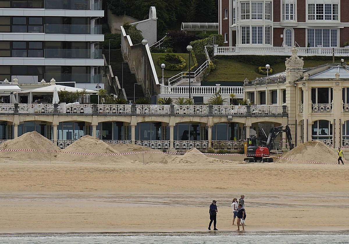 Montones de arena en la playa de La Concha.