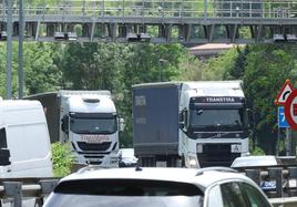 Varios camiones pasan por debajo de un arco de peaje en la N-I.