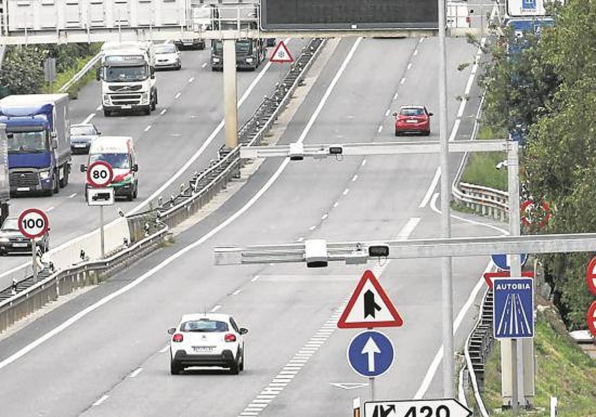 Banderolas en un acceso a la N-I en Ordizia para leer las matrículas y cobrar el canon a los camiones.