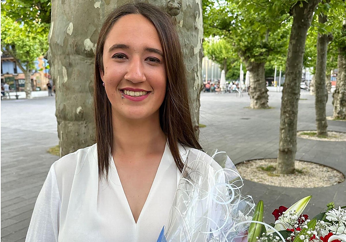 Nahikari Gómez es la cantinera de Artillería del Alarde público.