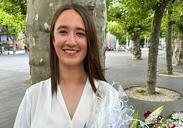 Nahikari Gómez es la cantinera de Artillería del Alarde público.