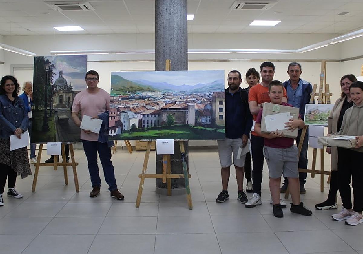 Premiados en el segundo Concurso de Pintura junto a miembros del jurado y organizadores.
