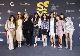 Grupo de invitadas que quisieron posar en el photocall del museo San Telmo.