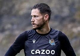 Álex Remiro, durante el entrenamiento de ayer en Zubieta.