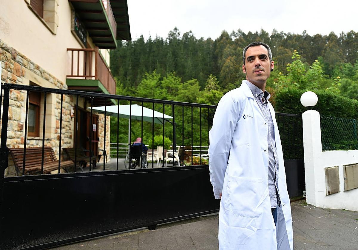 El médico de familia Mikel Baza, en la puerta de entrada de una residencia de mayores.