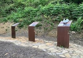 Imagen de los dos mostradores de donde se sustrajeron las réplicas de los cráneos.