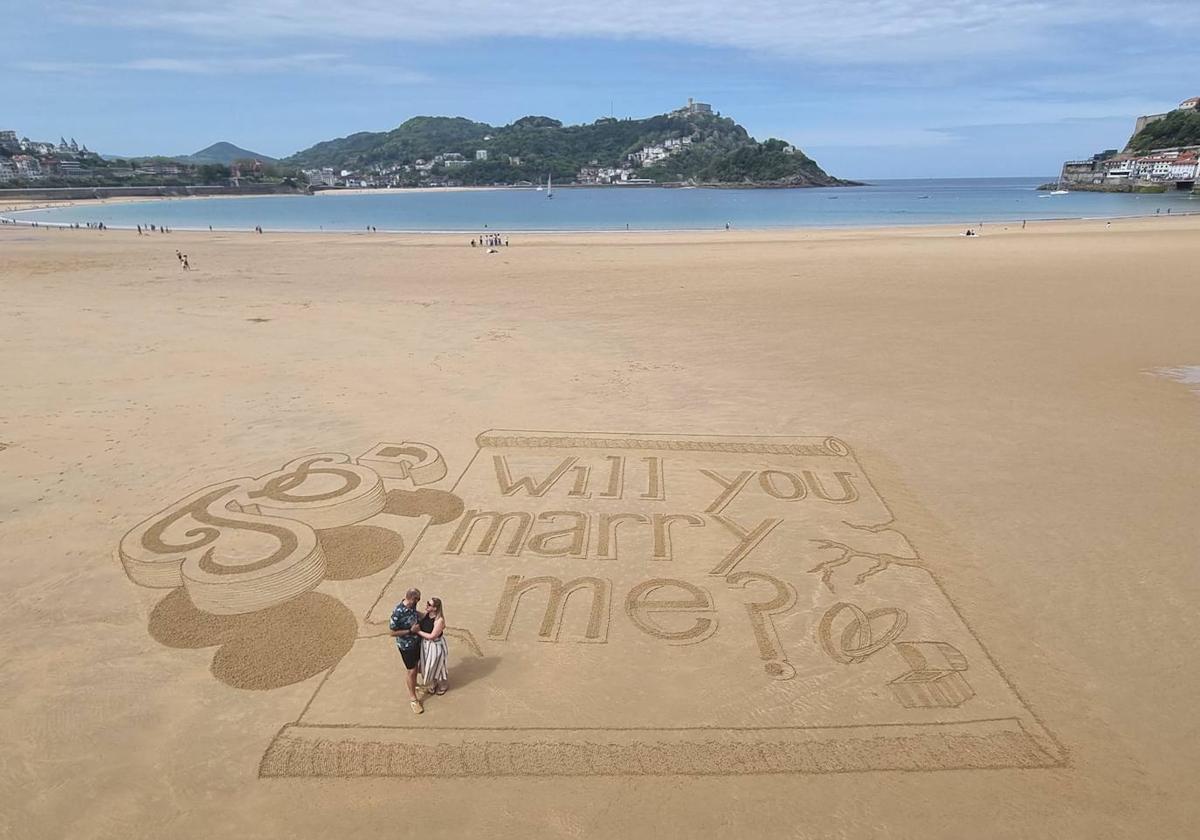 arena de playa con conchas