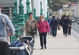 Gente paseando por las calles de San Sebastián.