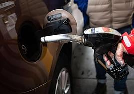 Repostaje en una gasolinera del Bidasoa.