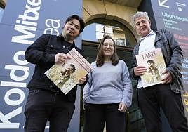 Paul Urkijo, 'Irati' filmaren zuzendaria, Uxue Razquin Erein argitaletxeko kidea eta Joxean Muñoz, komikiaren gidoilaria, Donostian egindako aurkezpenean.
