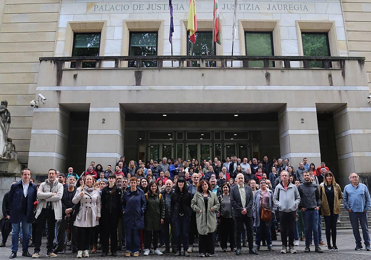 Más de un centenar de personas y representantes de agentes sociales han mostrado su «enorme preocupación» por la situación del euskera.