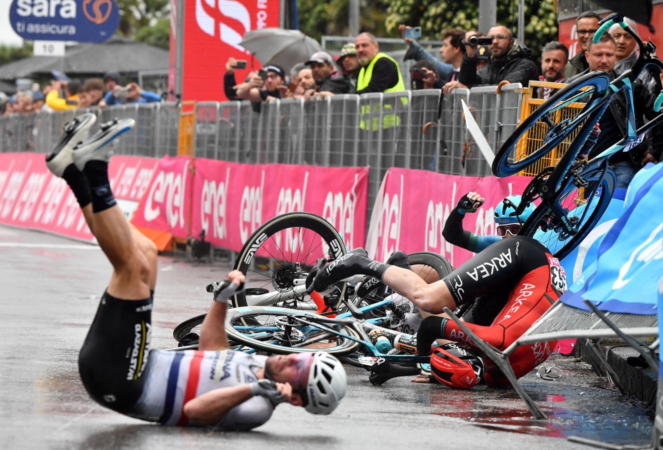 El caótico sprint del Giro de Italia, en imágenes