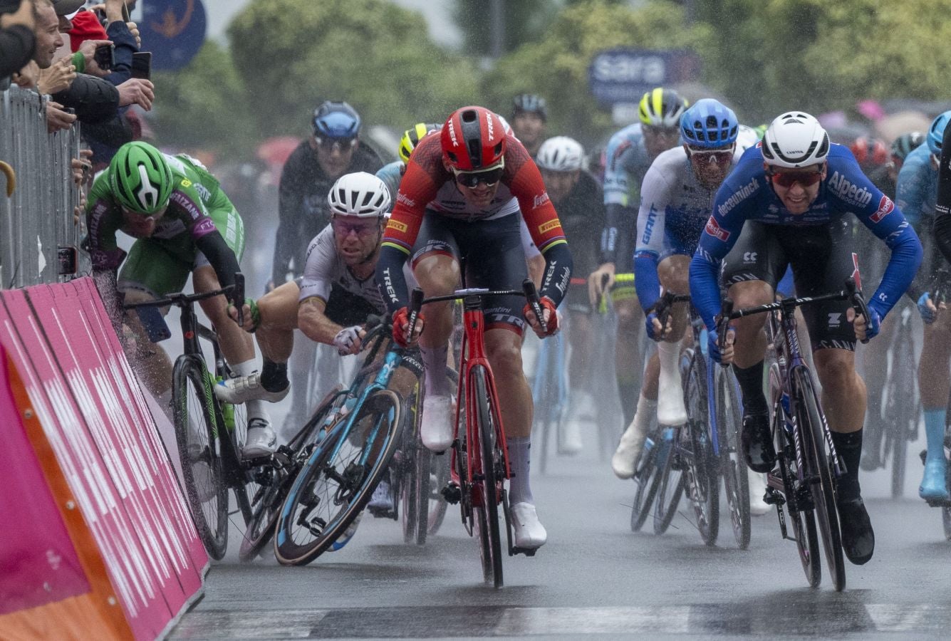 El caótico sprint del Giro de Italia, en imágenes