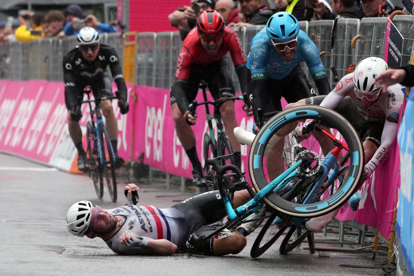 El caótico sprint del Giro de Italia, en imágenes