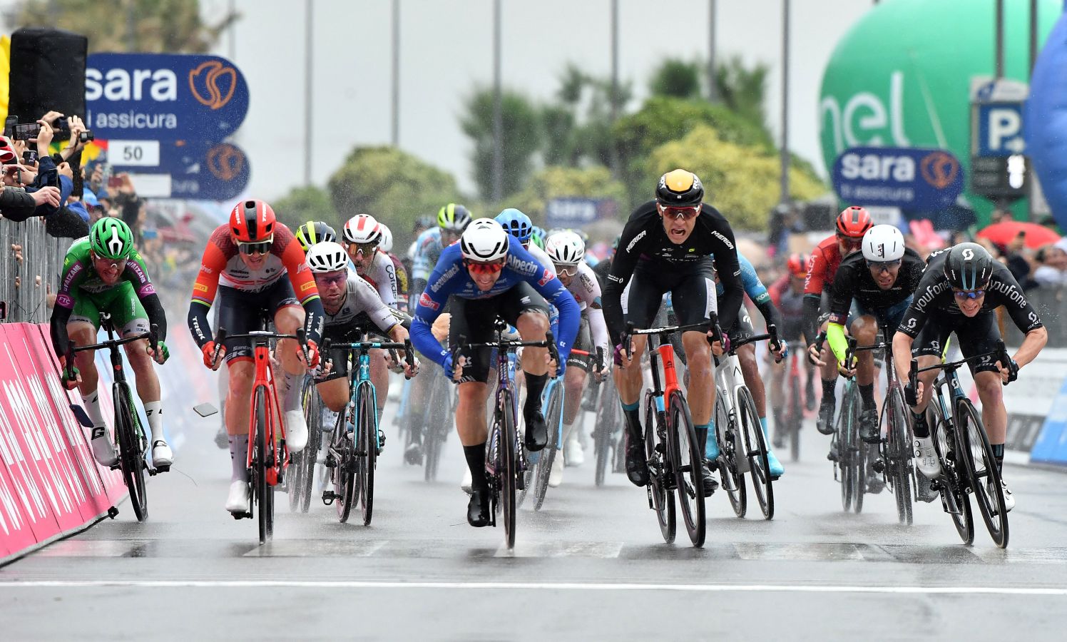 El caótico sprint del Giro de Italia, en imágenes