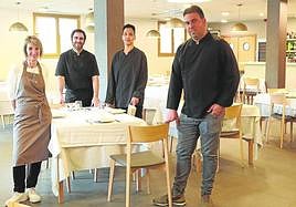 Joseba Odriozola, a la derecha, con su equipo en el comedor de su reputado restaurante Araneta.