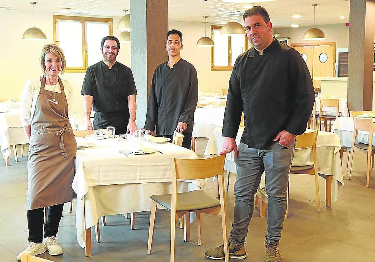 Joseba Odriozola, a la derecha, con su equipo en el comedor de su reputado restaurante Araneta.