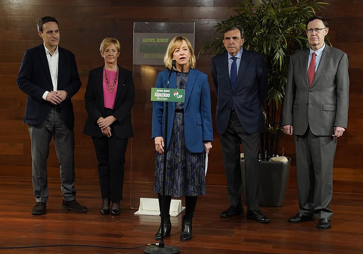 Jabier Larrañaga, Arantxa Tapia, Eider Mendoza, Jon Azua y Ricardo Gatzagaetxebarria, en la Cámara de Comercio.