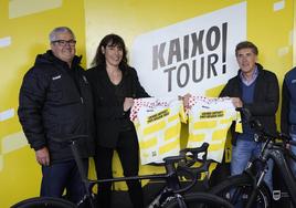 Pedro Delgado con el maillot conmemorativo del Tour de Francia.