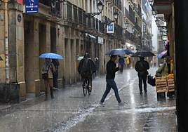 La lluvia arrecia en una calle de Donostia, donde los chubascos han dejado 79 l/m2 en día y medio.