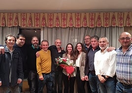 Ainhoa Susperregi, acompañada por integrantes de su compañía y por la cantinera de Ventas de 2022, Alba Pérez.