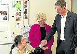 Goia y Peña saludan a las personas atendidas en Garagune.