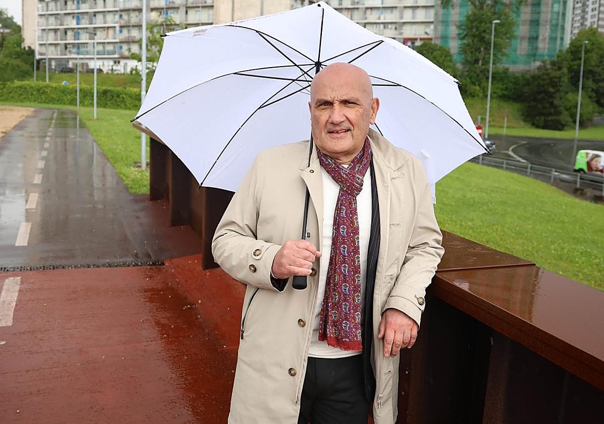 Polo, en la pasarela que une Herrera y Trintxerpe.