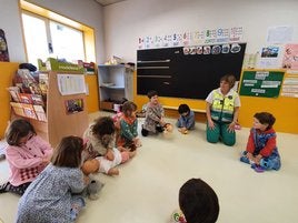 La enfermera, en un taller en la ikastola J.A. Mogel de Eibar.