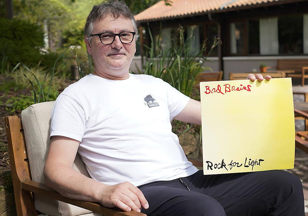 El cocinero donostiarra posa con su vinilo de Bad Brains en el exterior del restaurante Mugaritz