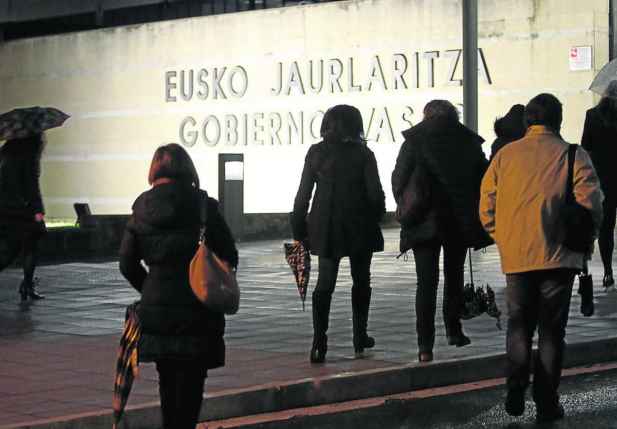 Acceso de trabajadores a la sede del Gobierno Vasco en la sede de Lakua, en Vitoria-Gasteiz.