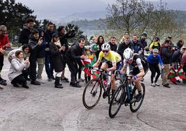 Vollering y Van Vleuten, en el duelo más poderoso del día, en la ascensión a Murgil.