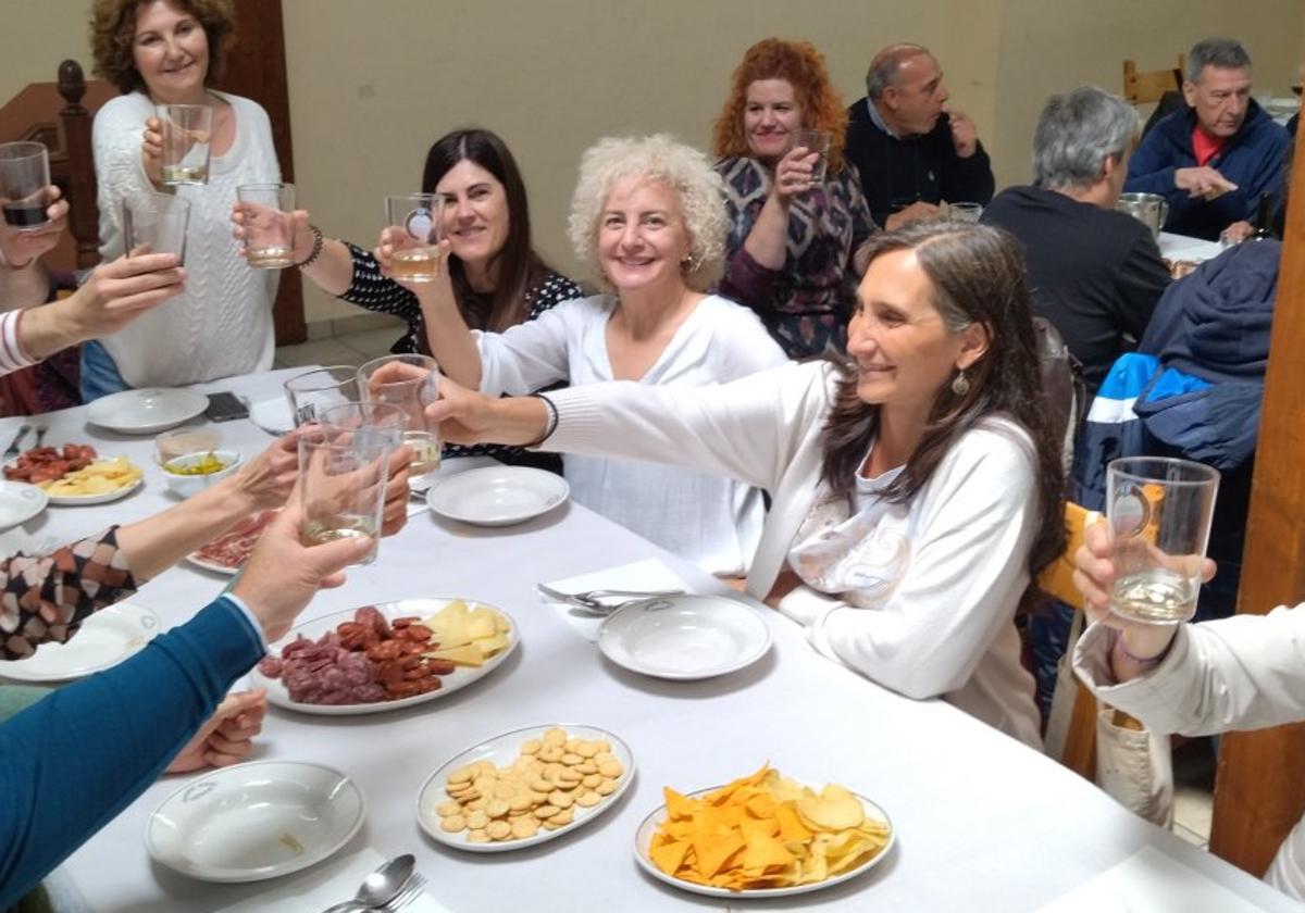 Candidatos y militantes, con Pilar Garrido, en Abadiño.