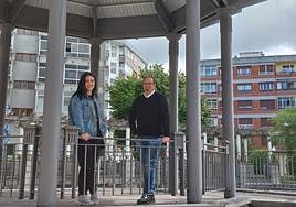 Antxon Jauregui, junto al capitán de la compañía San Miguel, Mikel Malmierka, en el kiosko de la plaza Alberto Anguera de San Miguel.