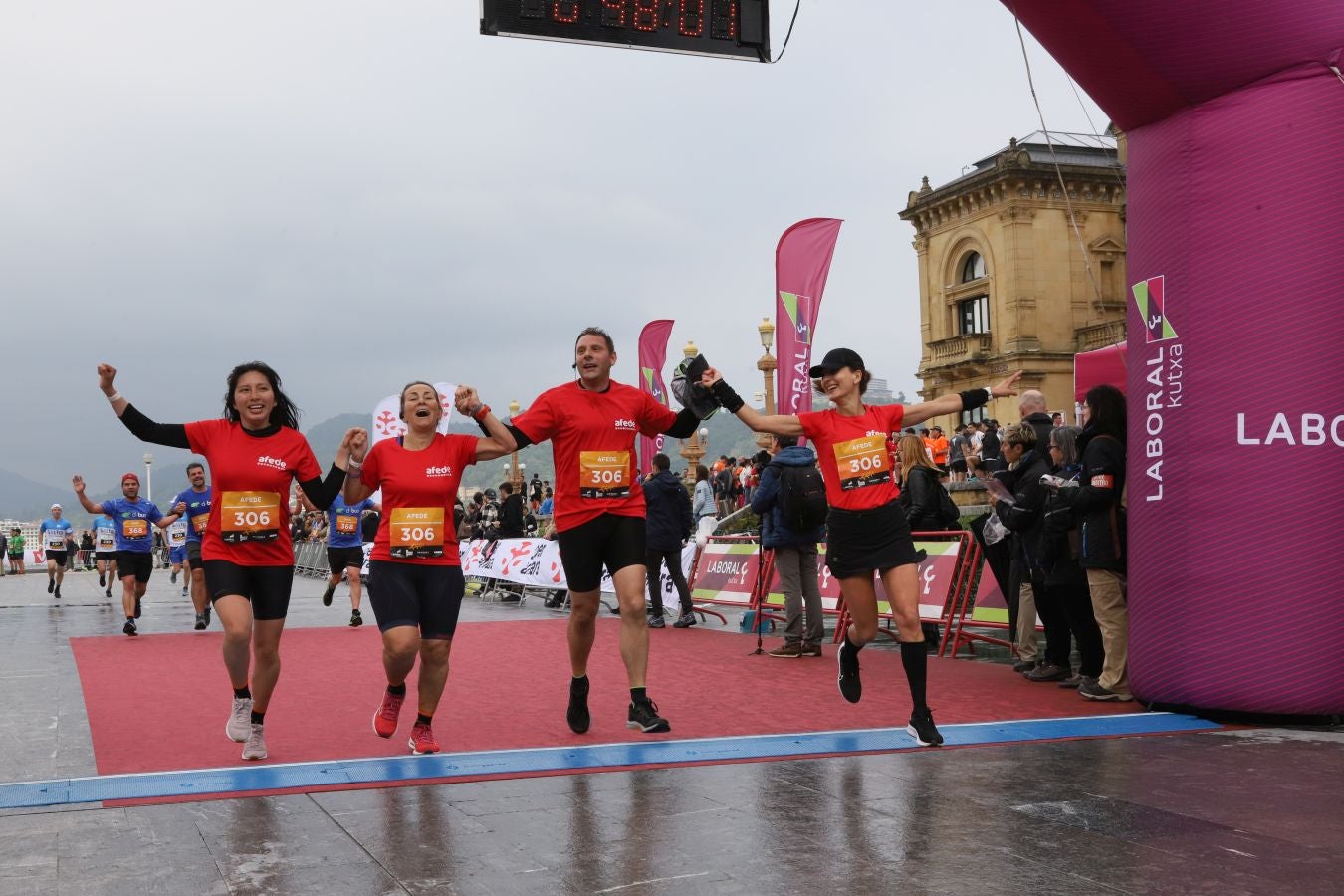 Llegada a meta de los participantes en la Carrera de Empresas 2023