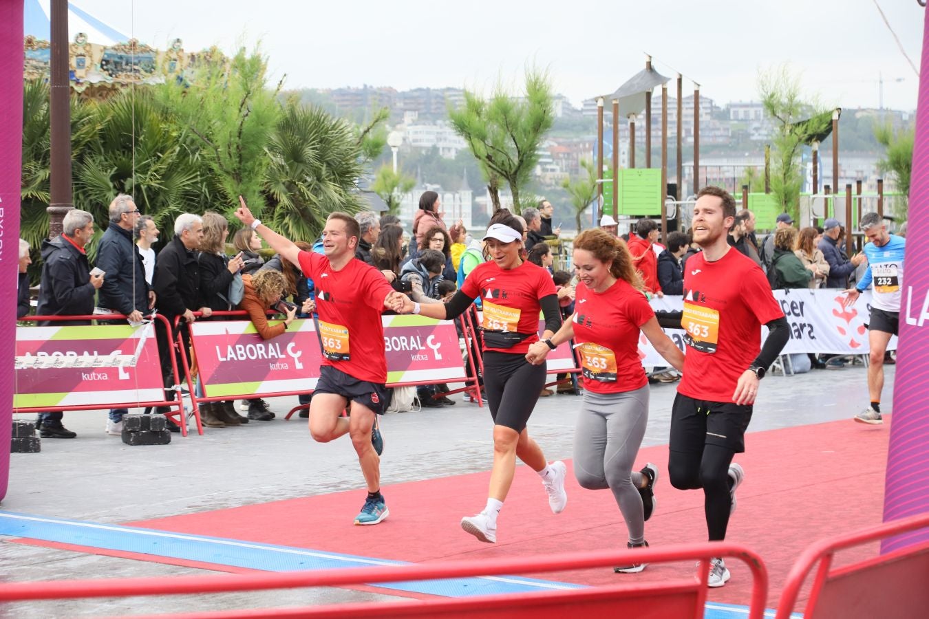 Llegada a meta de los participantes en la Carrera de Empresas 2023