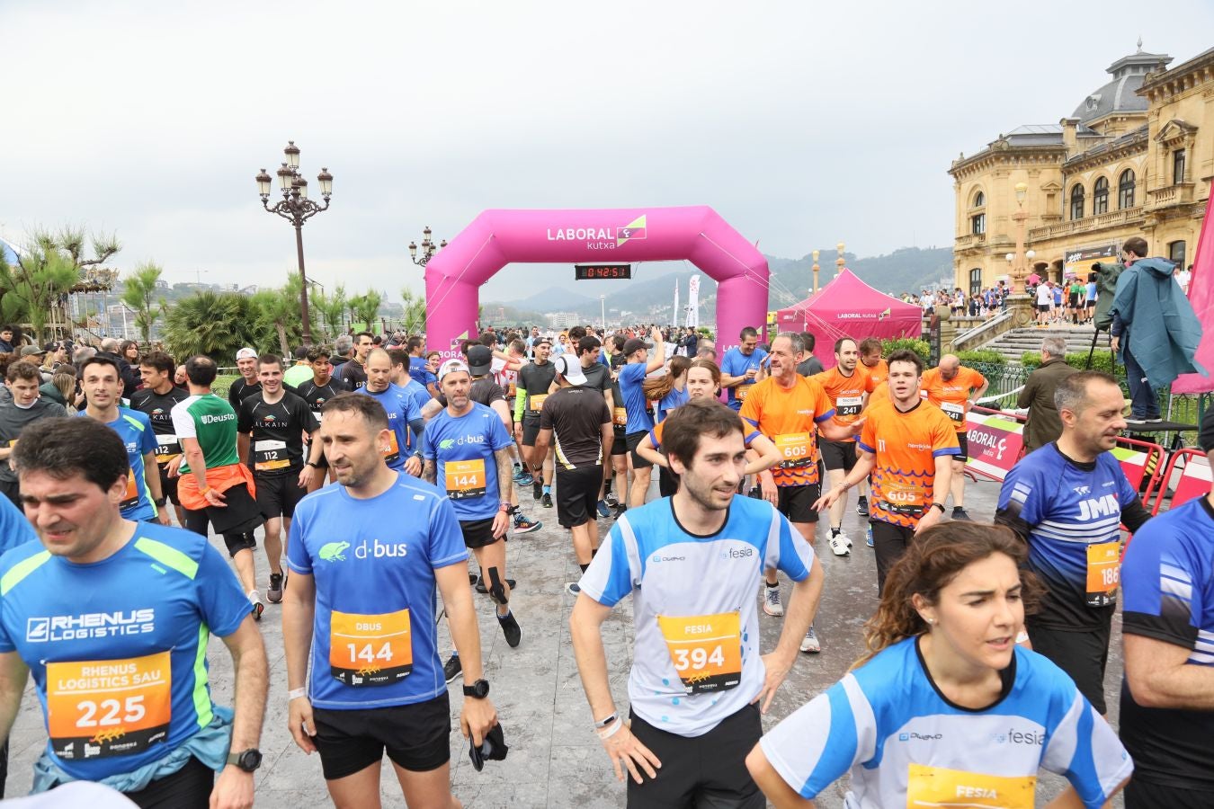 Llegada a meta de los participantes en la Carrera de Empresas 2023