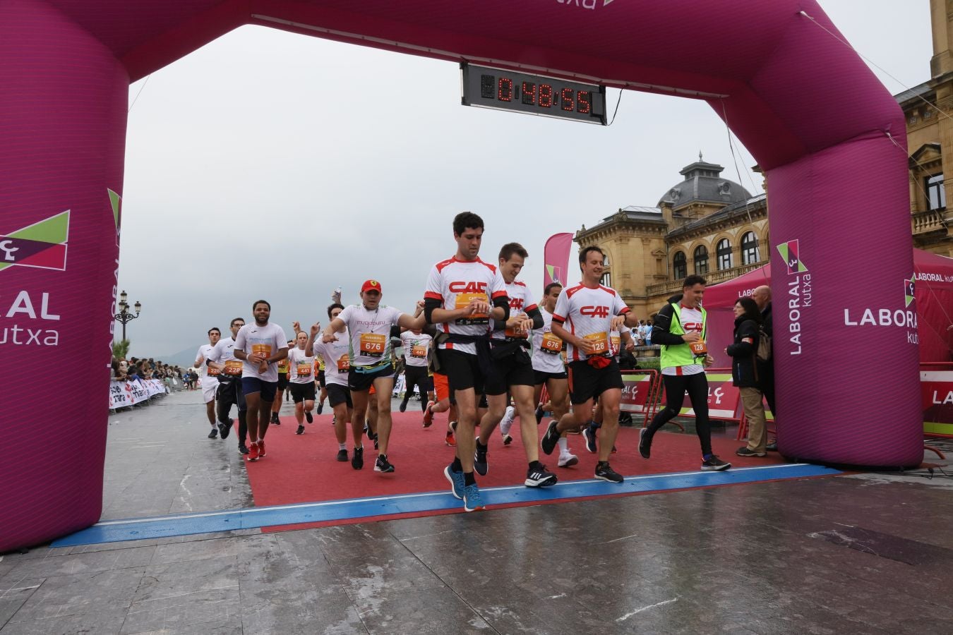 Llegada a meta de los participantes en la Carrera de Empresas 2023