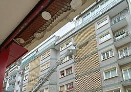 Los bomberos trabajan en la zona afectada.