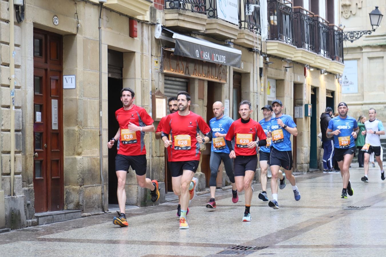 Los corredores, a su paso por la Parte Vieja