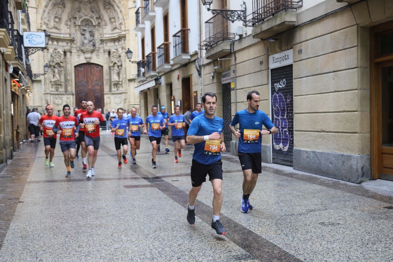 Los corredores, a su paso por la Parte Vieja